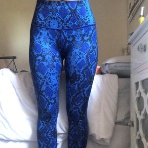 Lululemon sapphire blue snake print leggings size6